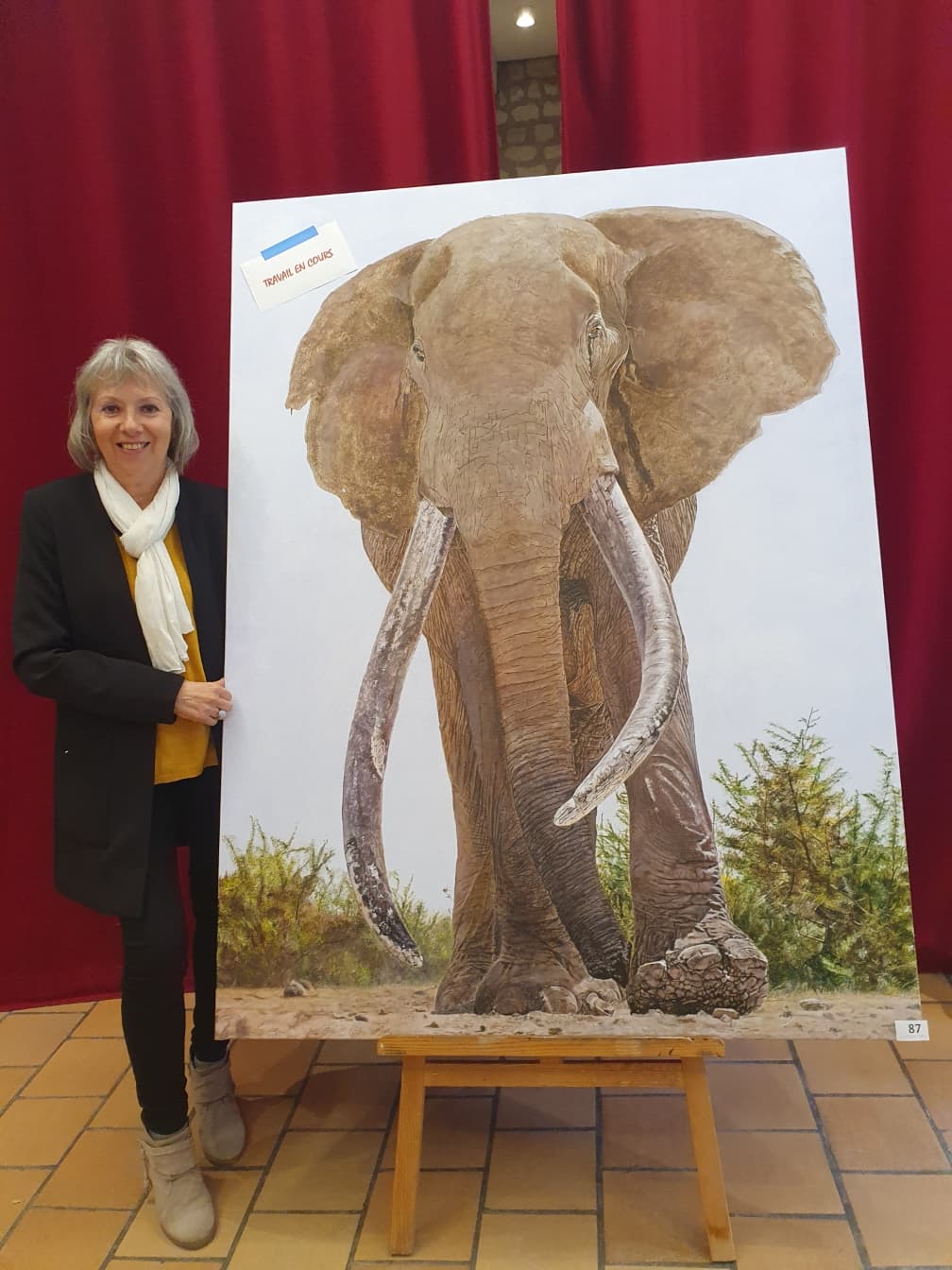 Photo de Jo Bévin et de sa toile 120x160 représentant l'éléphant Craig (en cours de création)